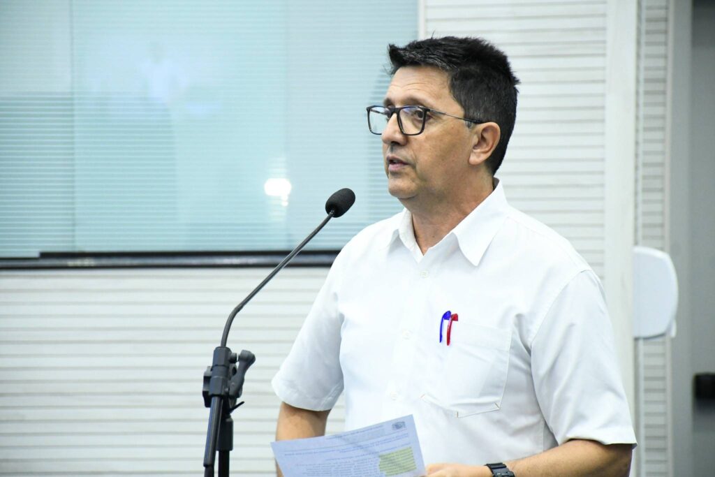 Vereador Zé Luis na Tribuna falando sobre o projeto contra motos barulhentas